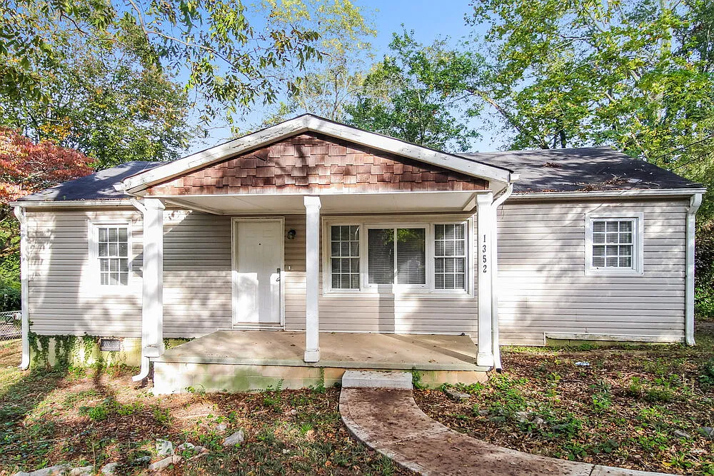 3 bed, 2.0 bath, 1208 sqft, $1,660 — Photo 1