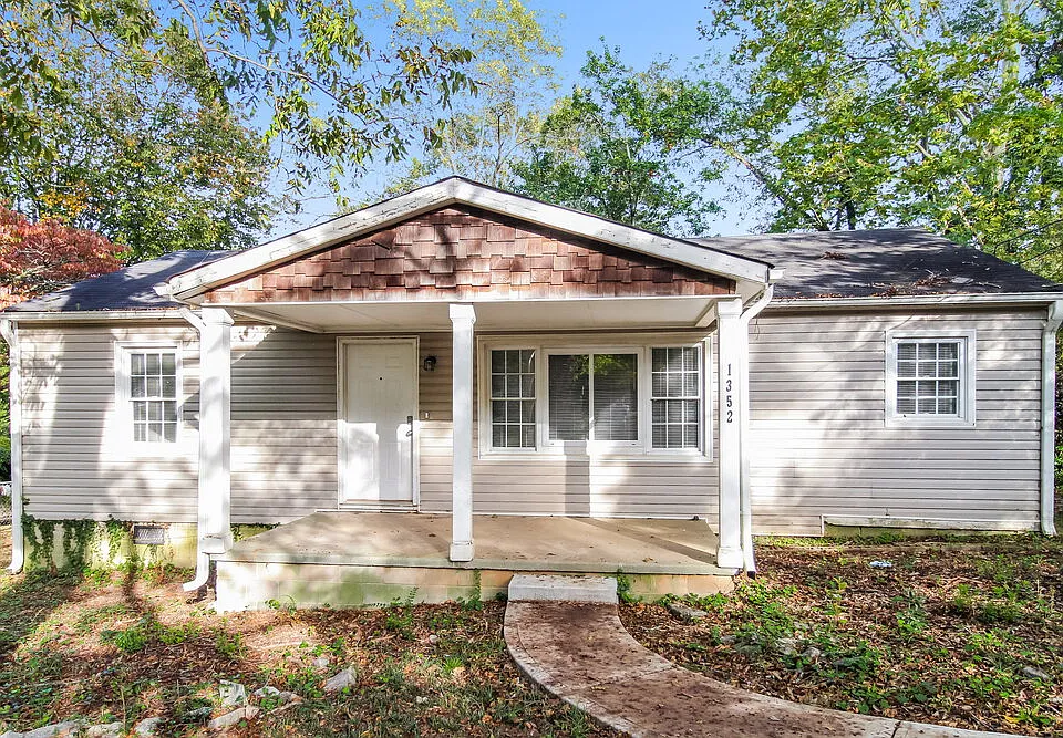 1352 Peachcrest Rd