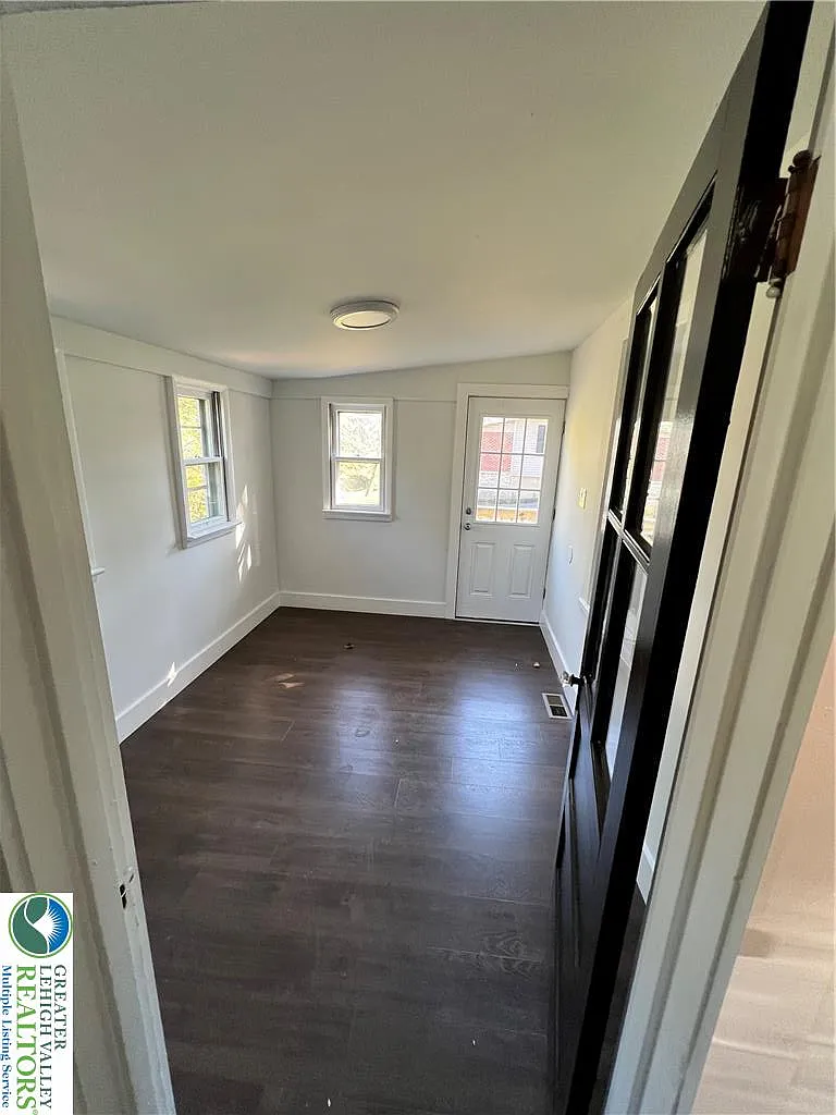 3 bed, 1.0 bath, 1300 sqft, $1,899 — Photo 4
