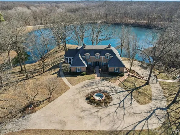 18994 Country Club Ln, Carlinville, IL 62626