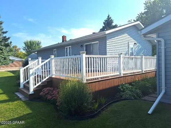 553 W Rolette St, Pembina, ND 58271