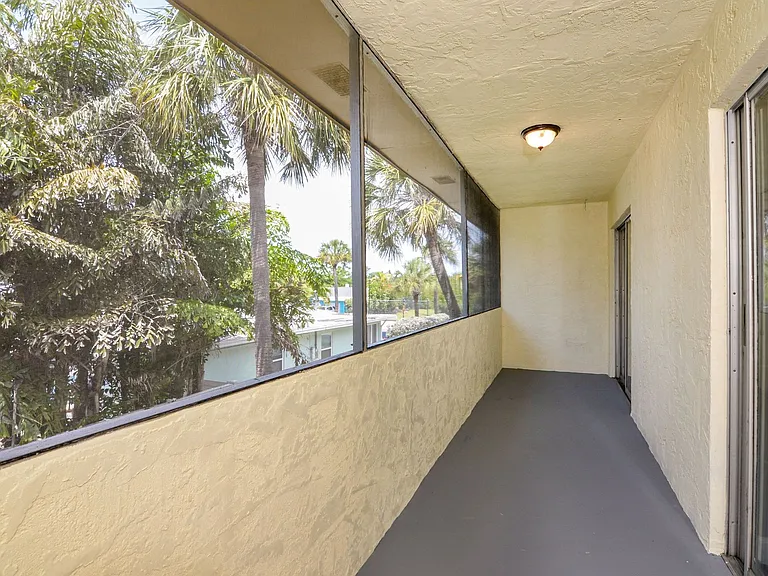 Oasis I on St Pete Beach — Photo 9