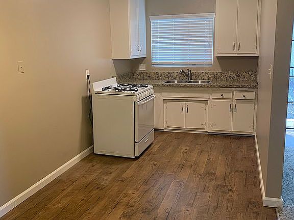 5th image of 10134 Scott Ave