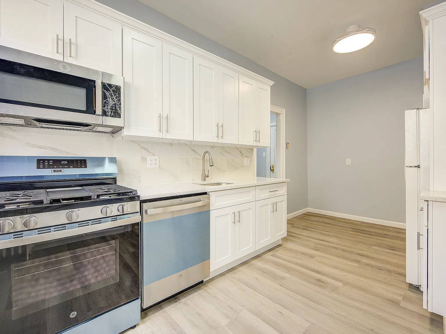 3 bed, 819 sqft, $3,500 — Photo 2