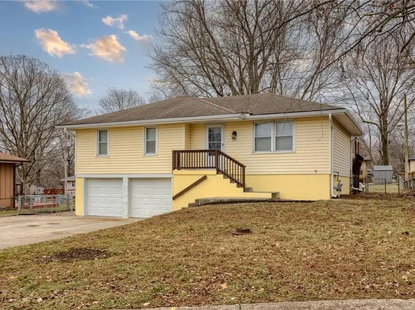 215 SW 19th St, Oak Grove, MO 64075