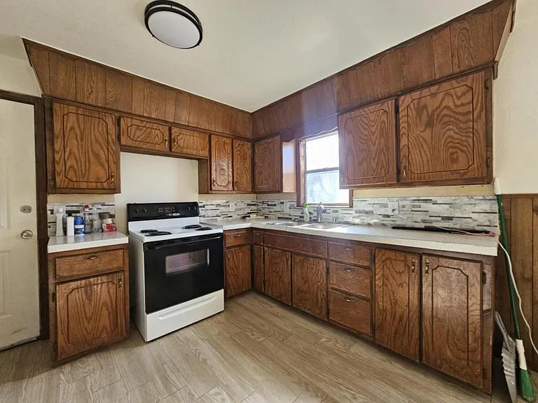 517 E Vinita Ave — Photo 5