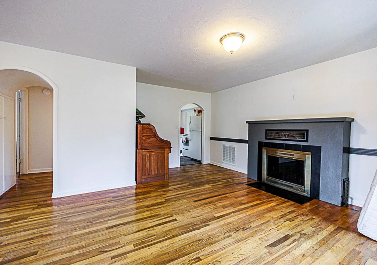 Charming three bedroom, two bath home with a Garage — Photo 3