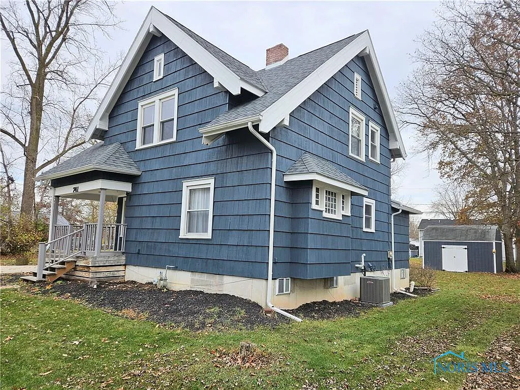 741 Bell St photo 1