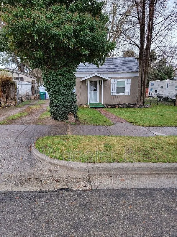 2 bed, 1.0 bath, 714 sqft, $1,295 — Photo 2