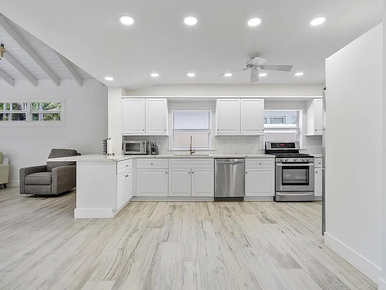 411 Poinciana Dr — Photo 8