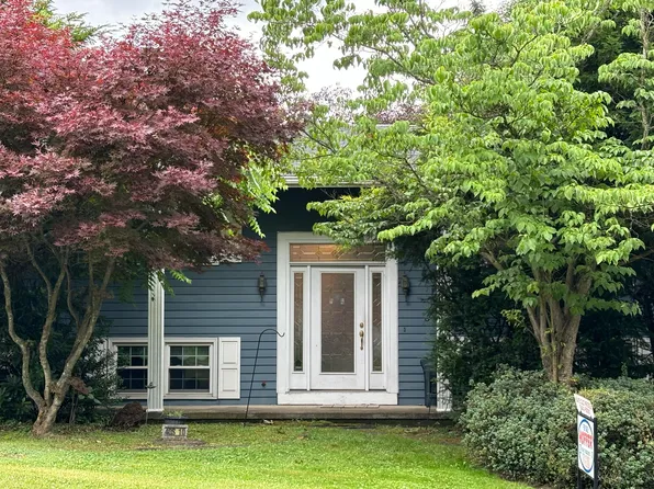 40 S 10th St, Reynoldsville, PA 15851