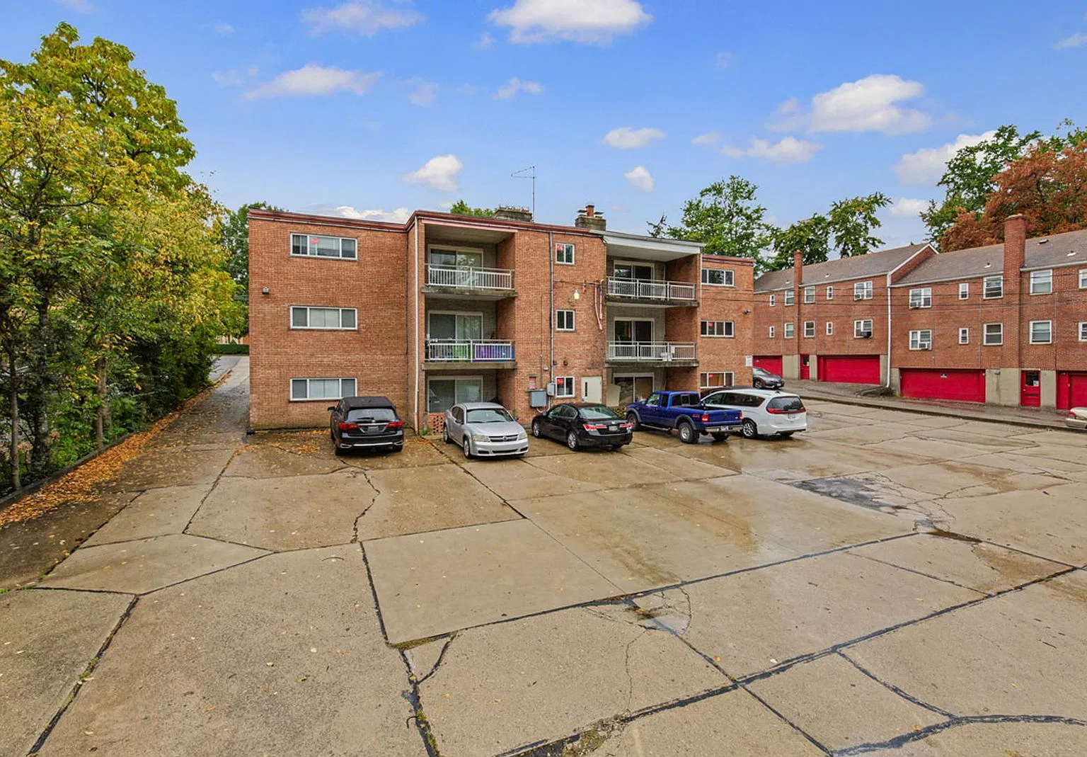 2 bed, 1.0 bath, 900 sqft, $1,120 — Photo 3