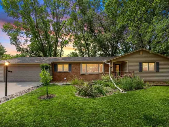 2 Crestwood Cir, Iowa City, IA 52245