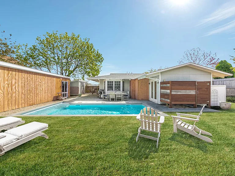 22 Pinetree Dr — Photo 2