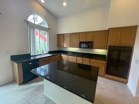 3rd image of 530 Paseo Burga