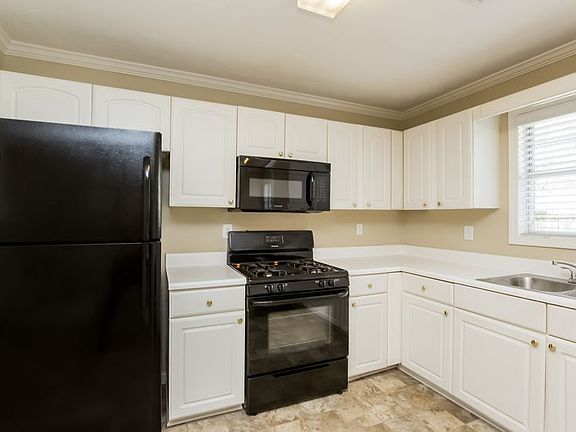 5th image of 580 Paris Dr