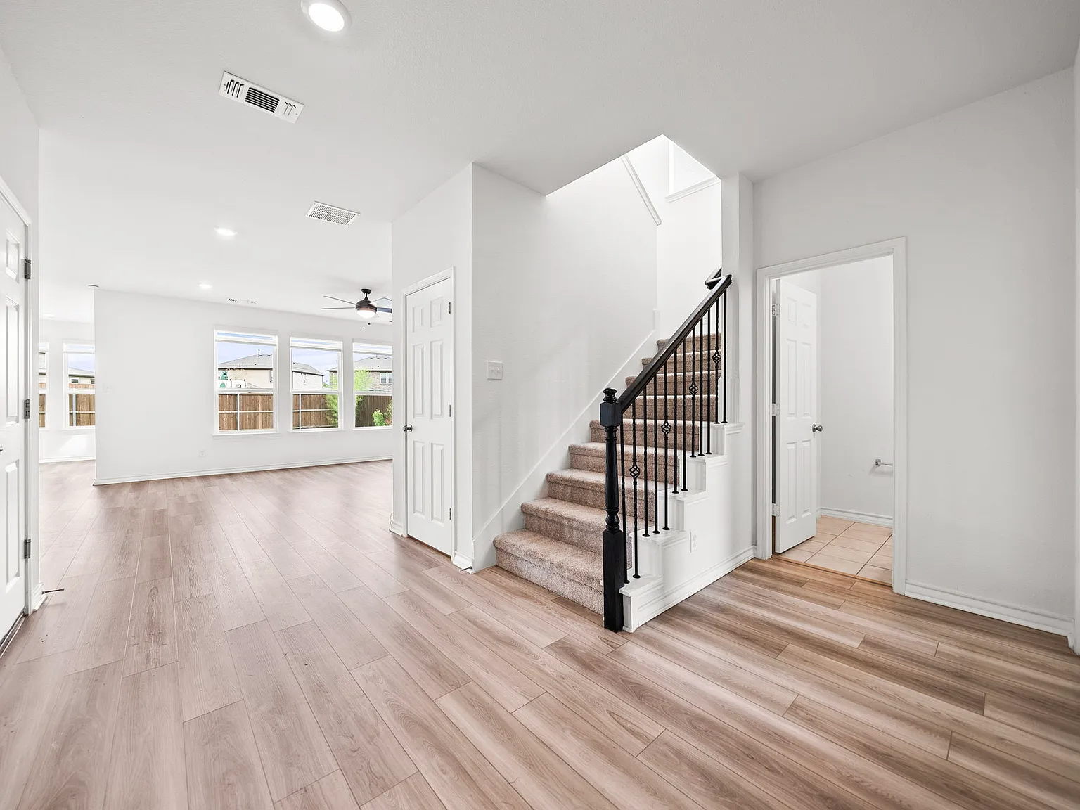 3 bed, 2.5 bath, 2862 sqft, $2,300 — Photo 3