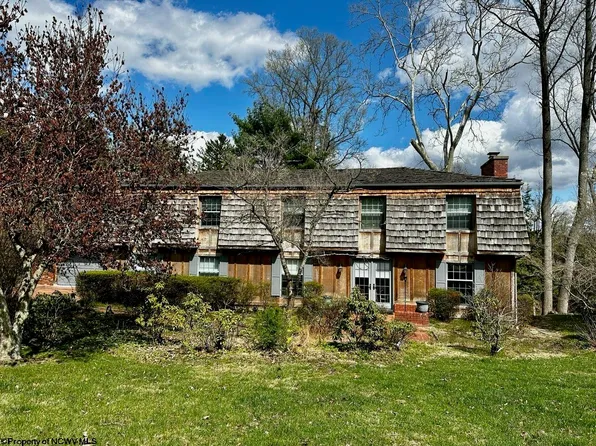 6 Crestwood Cir, Fairmont, WV 26554