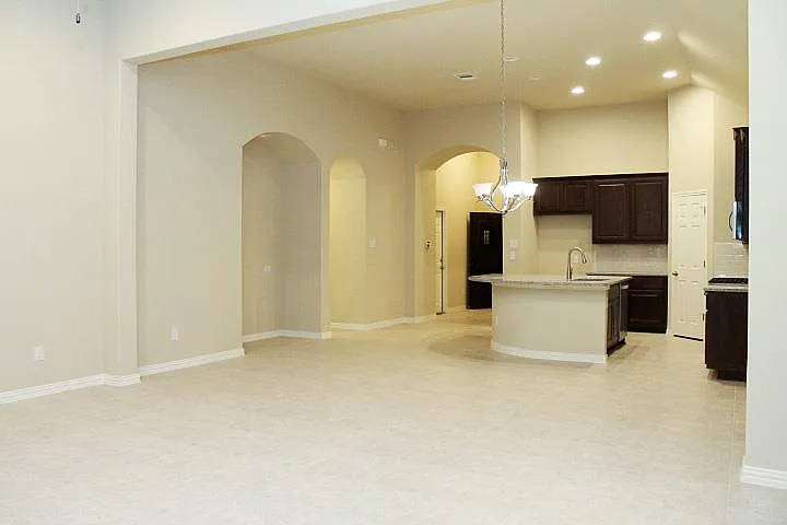 152 Belford St — Photo 8