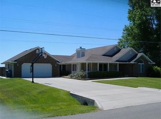 205 N Blue Spruce Rd, Hutchinson, KS 67502