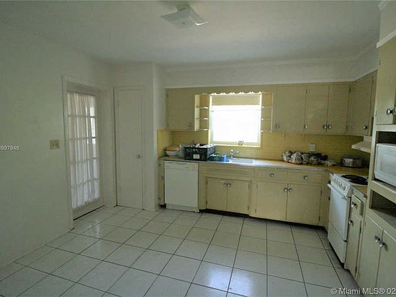 5th image of 2651 Taylor St