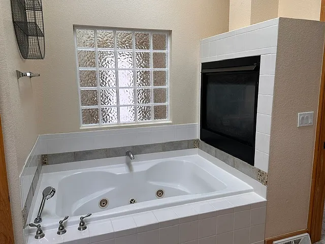 4 bed, 3600 sqft, $3,500 — Photo 3