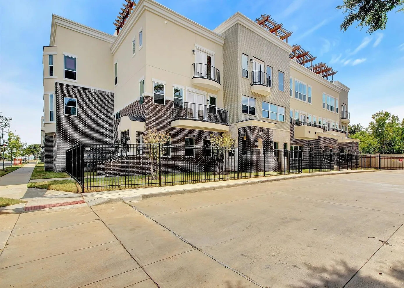 3 bed, 3.5 bath, 2042 sqft, $2,695 — Photo 4