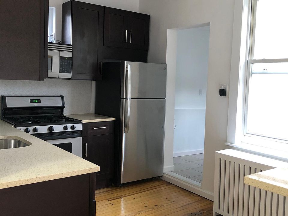 1st image of 2921 Colden Ave #B