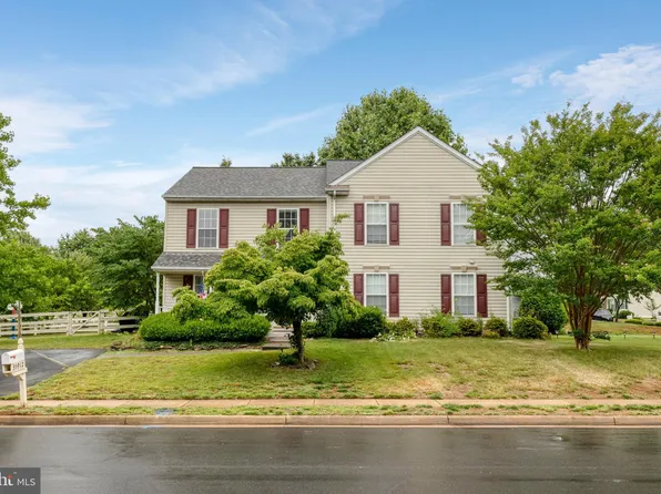 35912 Carriage Hill Dr, Round Hill, VA 20141