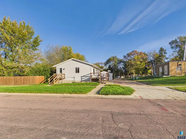 516 NW 4th St, Madison, SD 57042