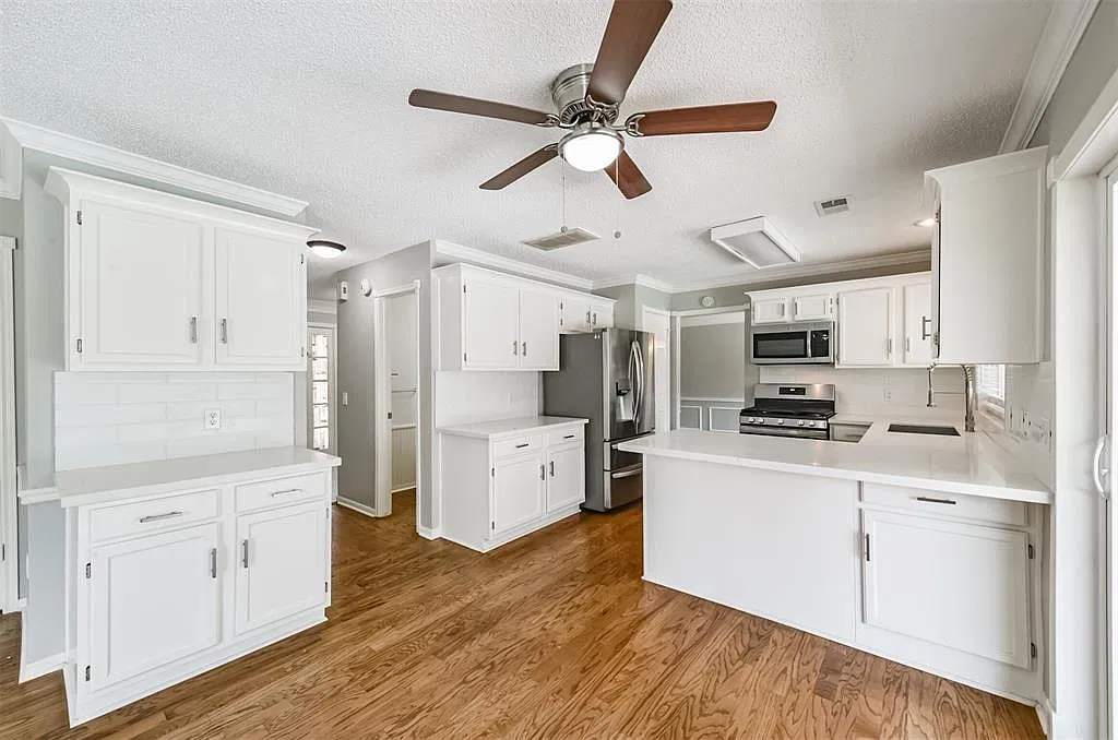 4 bed, 2.5 bath, 2371 sqft, $2,800 — Photo 4