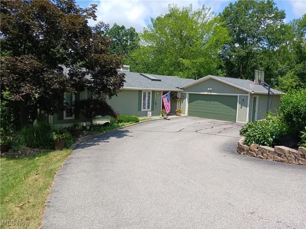 272 Oakmont Dr, Belpre, OH 45714