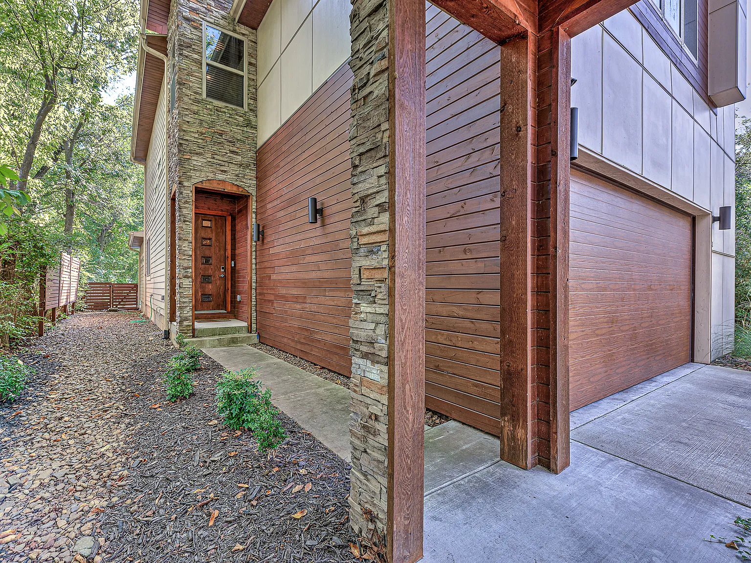 3 bed, 2.5 bath, 2200 sqft, $3,900 — Photo 3