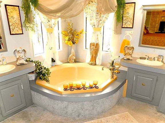 Soaker tub w/ dual vanities