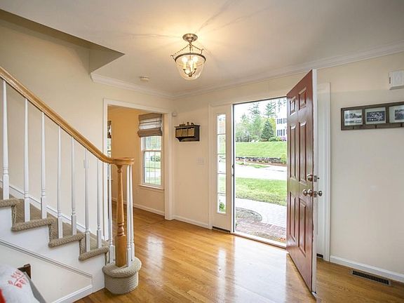 3rd image of 15 Willow Pl