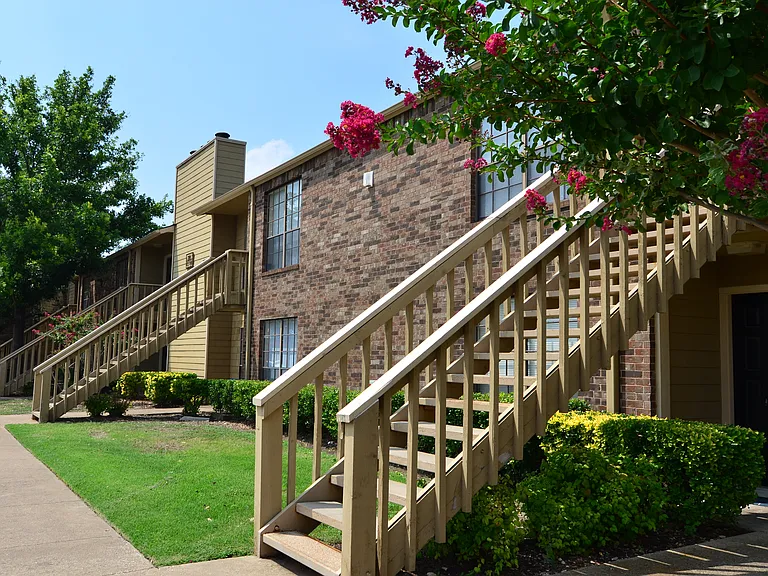 Woodbridge Crossing Apartments — Photo 3