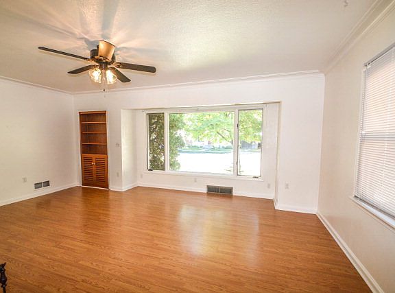 3rd image of 440 8th St