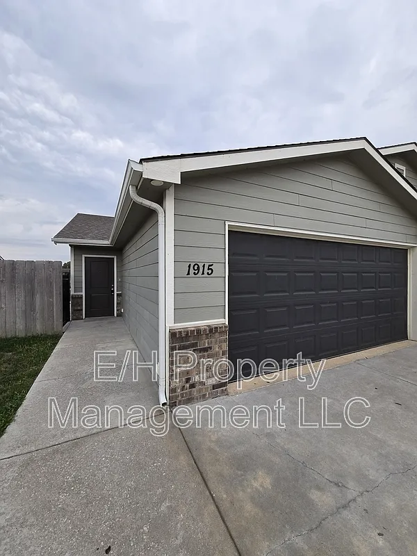 3 bed, 2.0 bath, 1180 sqft, $1,495 — Photo 3