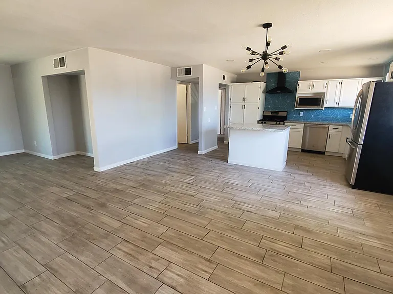 3020 N 54th Ln — Photo 5