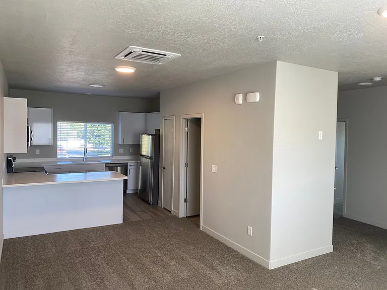 560 S Main St — Photo 16