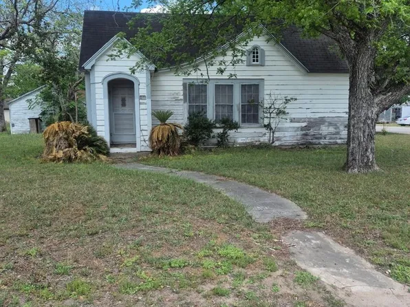 411 S Texana St, Hallettsville, TX 77964