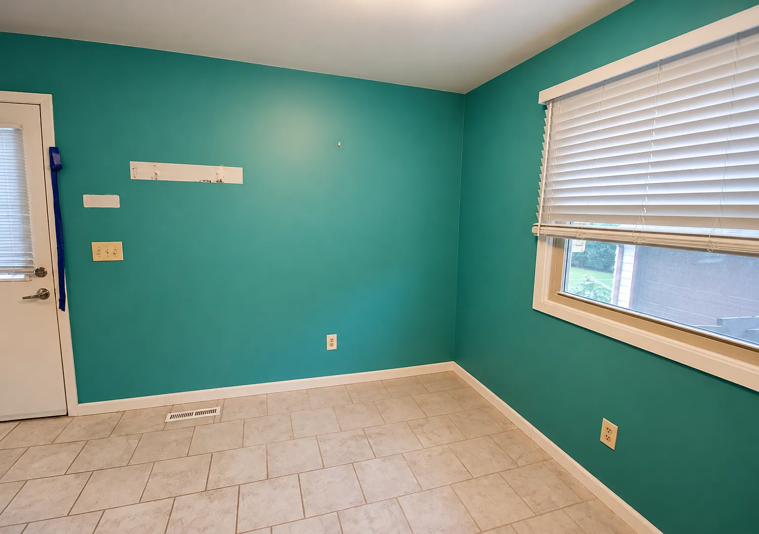 Charming NW Ranch with 2-Car Garage — Photo 4