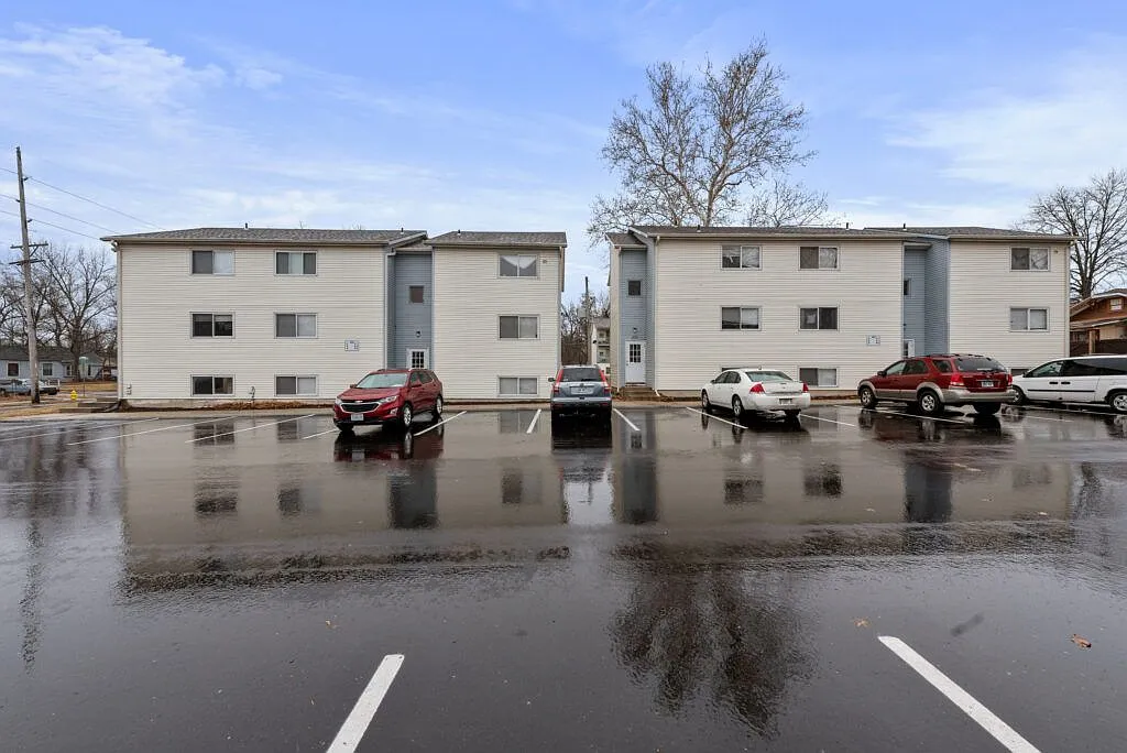 POPLAR PLACE — Photo 3