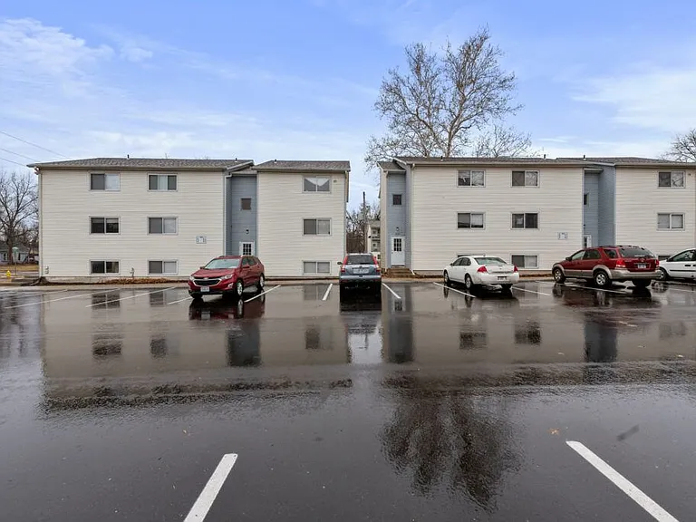 400-408 W Poplar St — Photo 3