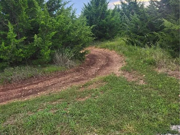 1 Doral Dr, Linn Valley, KS 66040