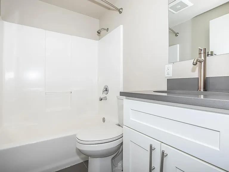 100 on 6th *Limited Time Concession: Now Offering 1 Months Free Rent* — Photo 7