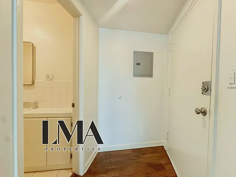 1830 N La Brea Ave #7A — Photo 20