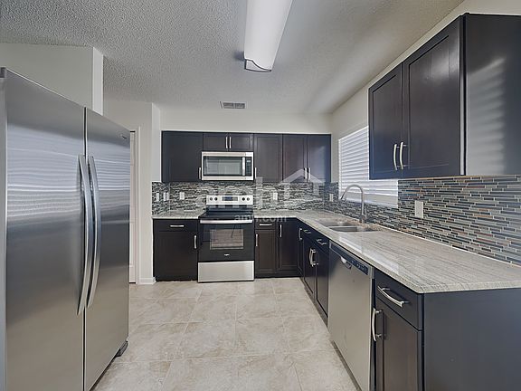 3rd image of 3133 Summer House Dr
