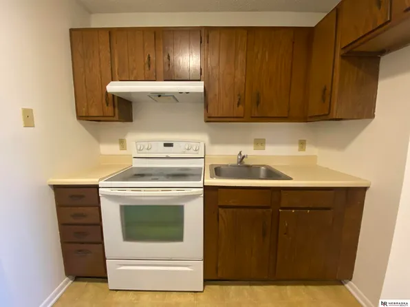 1228 E St, Lincoln, NE 68508