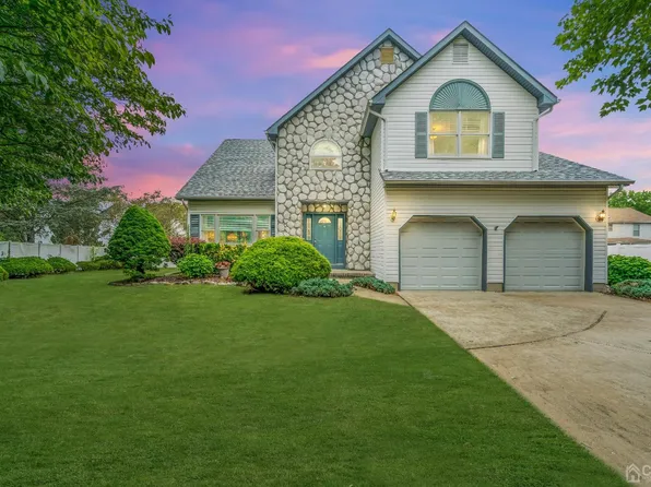 4 Black Oak Ln, Old Bridge, NJ 08857